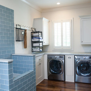 アトランタのカントリー風おしゃれな家事室 (白い壁、濃色無垢フローリング、左右配置の洗濯機・乾燥機) の写真