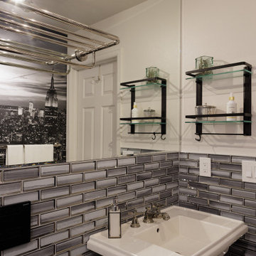 Black & White Cosmopolitan Bathroom