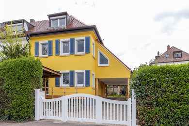 Klassisches Reihenhaus mit Putzfassade, Pultdach und Ziegeldach in Stuttgart