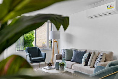 Mittelgroßes, Offenes Modernes Wohnzimmer mit weißer Wandfarbe, Teppichboden und grauem Boden in Sydney
