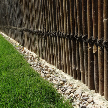 Cerramiento bambú y franja de protección del muro de piedra