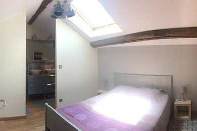 Mittelgroßes Modernes Hauptschlafzimmer ohne Kamin mit weißer Wandfarbe, hellem Holzboden und braunem Boden in Lyon