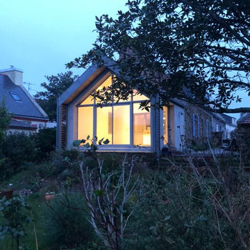 Extension à Groix: une "cabane" contemporaine largement vitrée dans le jardin