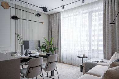 Свежая идея для дизайна: гостиная-столовая среднего размера в современном стиле с бежевыми стенами и светлым паркетным полом - отличное фото интерьера