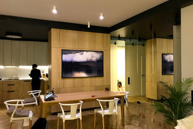 Idées déco pour une salle à manger ouverte sur la cuisine scandinave avec un mur blanc et parquet clair.