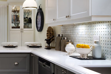 Eat-in kitchen - large transitional l-shaped eat-in kitchen idea in Minneapolis with shaker cabinets, white cabinets and white backsplash