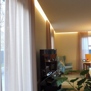 Wohn-/Esszimmer: Abgehängte Decke mit lichter Wirkung