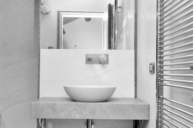 他の地域にある高級な広いトラディショナルスタイルのおしゃれなマスターバスルーム (ベッセル式洗面器、大理石の洗面台) の写真