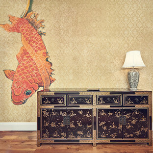 Exempel på en mellanstor eklektisk hall, med flerfärgade väggar, mellanmörkt trägolv och en enkeldörr