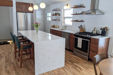 Cette image montre une cuisine ouverte linéaire vintage en bois brun de taille moyenne avec îlot.