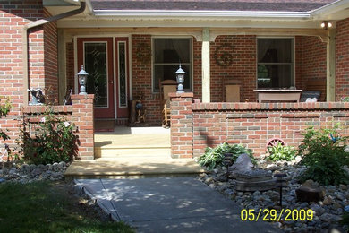 Example of a mid-sized minimalist deck design in Columbus with no cover
