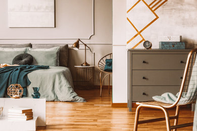 Foto de dormitorio principal y abovedado contemporáneo grande con paredes beige, suelo de madera en tonos medios, suelo multicolor y panelado