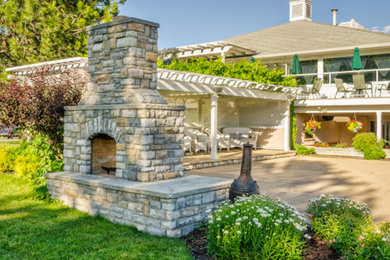 Diseño de patio tradicional de tamaño medio sin cubierta en patio trasero con cocina exterior y adoquines de piedra natural