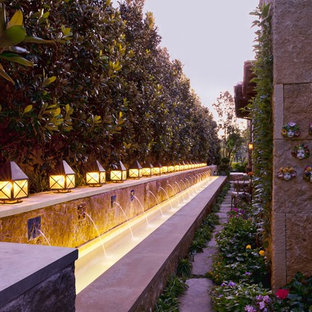 Cette photo montre un jardin latéral méditerranéen avec des solutions pour vis-à-vis.