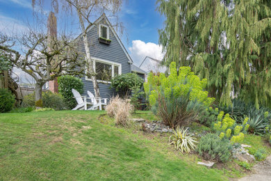 シアトルにあるトランジショナルスタイルのおしゃれな庭の写真