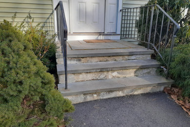 Foto de escalera contemporánea pequeña con escalones de piedra caliza