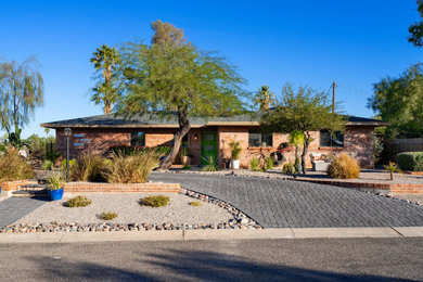 Example of an exterior home design in Phoenix