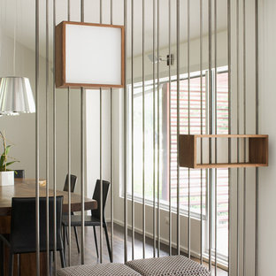 Modernes Esszimmer mit dunklem Holzboden und metallicfarbenen Wänden in Kansas City