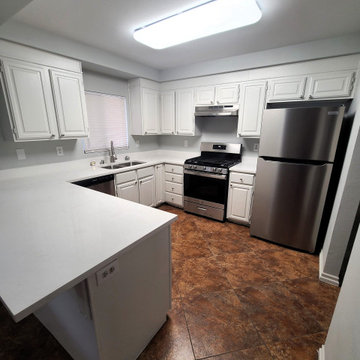 Rent-Ready U-Shaped Kitchen with Peninsula