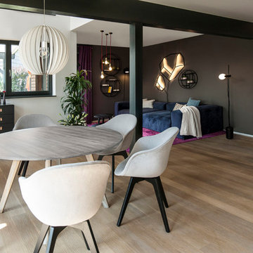 dunkelblaues Samtsofa mit pink Vintage-Teppich