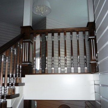 Лестница в коттедже из клееного бруса.