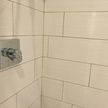 Bath with staggered tile