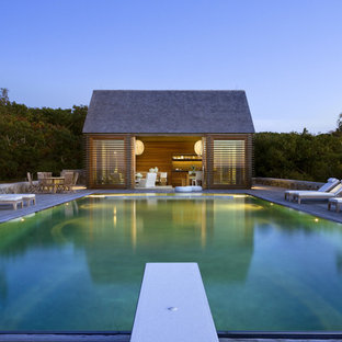 ボストンの中サイズの長方形ビーチスタイルのおしゃれなプール (デッキ材舗装) の写真