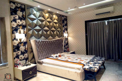 コルカタにある広いモダンスタイルのおしゃれな寝室のインテリア