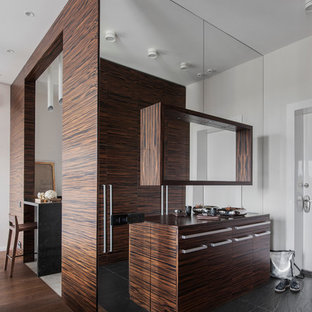 Создайте стильный интерьер: входная дверь в современном стиле с белыми стенами и белой входной дверью - последний тренд