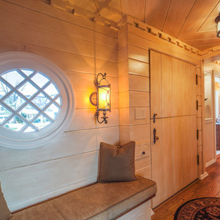 Exempel på en eklektisk entré, med en tvådelad stalldörr