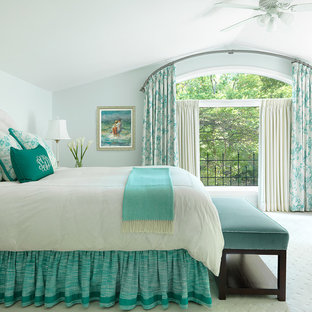 Inspiration pour une grande chambre traditionnelle avec un mur vert et un sol vert.