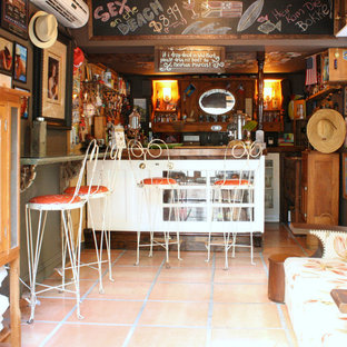 Выдающиеся фото от архитекторов и дизайнеров интерьера: домашний бар в стиле фьюжн с барной стойкой, белыми фасадами и столешницей из дерева