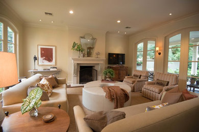Example of a classic living room design in New Orleans