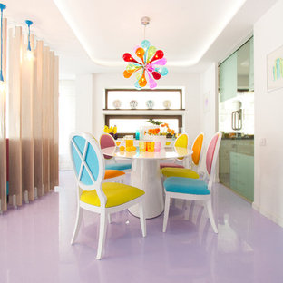 Inspiration för en funkis matplats, med vita väggar och lila golv