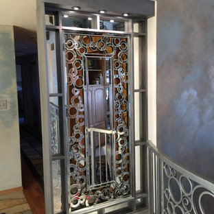 Bild på en eklektisk foajé, med grå väggar och skiffergolv