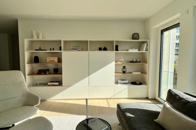 Modelo de sala de estar escandinava con televisor retractable