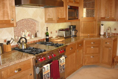Kitchen - traditional kitchen idea in Los Angeles