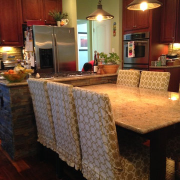 Stone Island & Built-In Kitchen Table