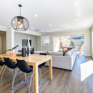 ジーロングのモダンスタイルのLDKの画像 (グレーの壁、ラミネートの床、茶色い床)