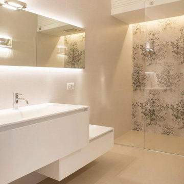 Bagno con Doccia e Rivestimento Arabescato (Villa)
