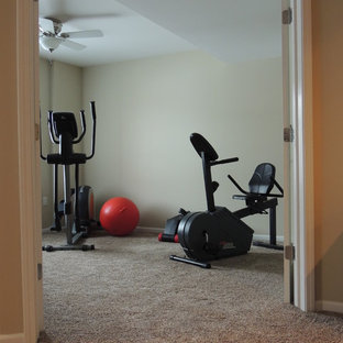 デトロイトの小さいトラディショナルスタイルのおしゃれなホームジム (ベージュの壁、カーペット敷き) の写真