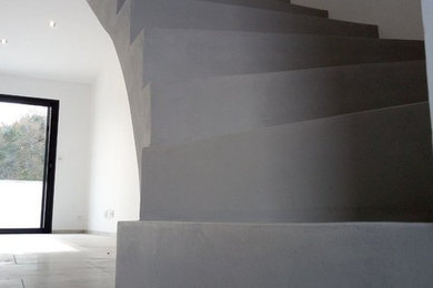 béton ciré gris souris sur un escalier béton balancé 2/4 tournant à paillasse