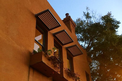 Exempel på en liten modern balkong, med markiser och räcke i metall