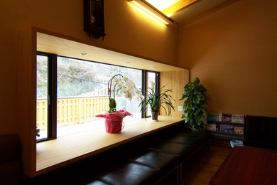 福岡にある中くらいな和モダンなおしゃれなリビング (ベージュの壁、無垢フローリング、暖炉なし、テレビなし、茶色い床、表し梁、和モダンな壁紙、白い天井、グレーとクリーム色) の写真