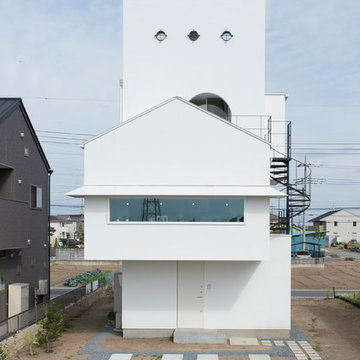 川のほとりに立つ白い塔の家