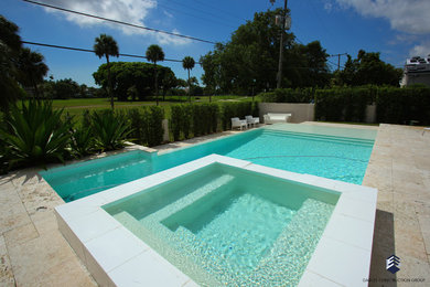 マイアミにあるトランジショナルスタイルのおしゃれなプールの写真