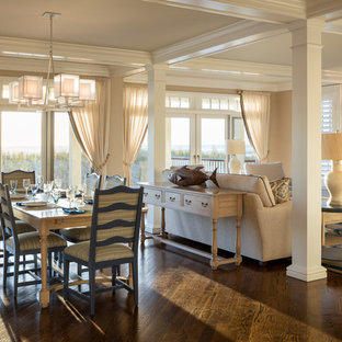 ニューヨークのビーチスタイルのLDKの画像 (ベージュの壁、濃色無垢フローリング、茶色い床)