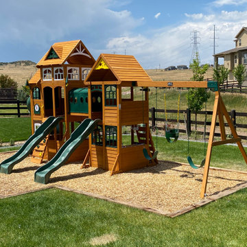 Play equipment assembly