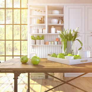 モントリオールの中サイズのカントリー風 LDKの画像 (ベージュの壁、淡色無垢フローリング)