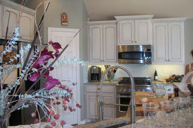 Kitchen - traditional kitchen idea in Dallas